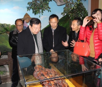 中國水產科學研究院育種中心主任梁興明蒞臨公司視察指導